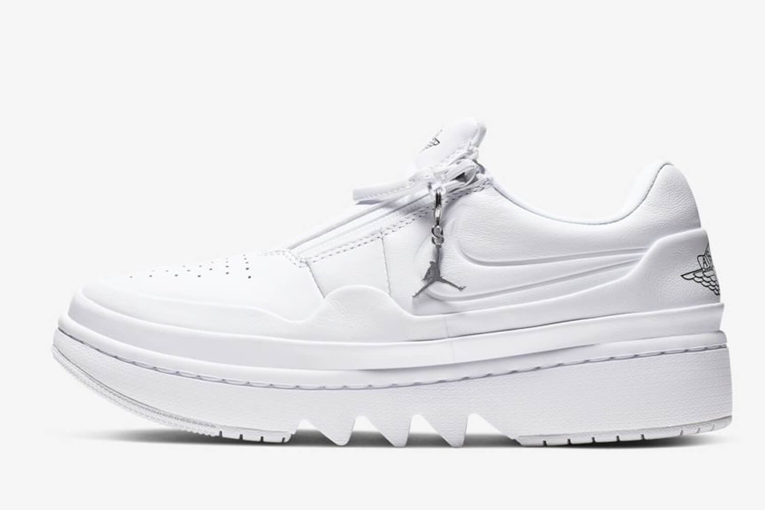 3. Air Jordan 1 Jester XX Low (110€) Una nueva versión de las míticas Air Jordan. ¿Su característica principal? No tienen cordones, se cierran con cremallera, una buena opción para cambiar un poco los diseños clásicos de las sneakers Nike Air Jordan 1 Jester XX Low