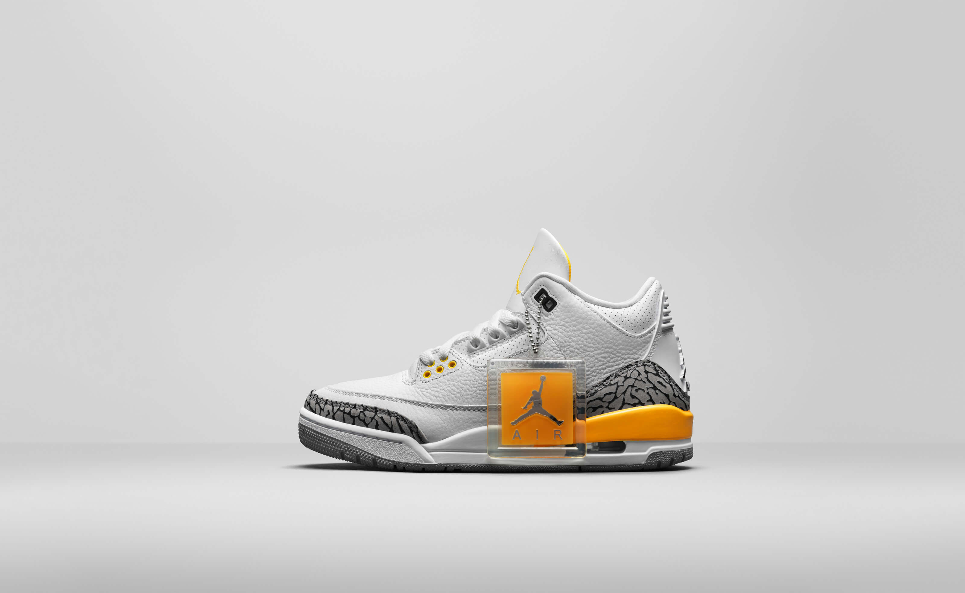 Jordan blanco sales con amarillo