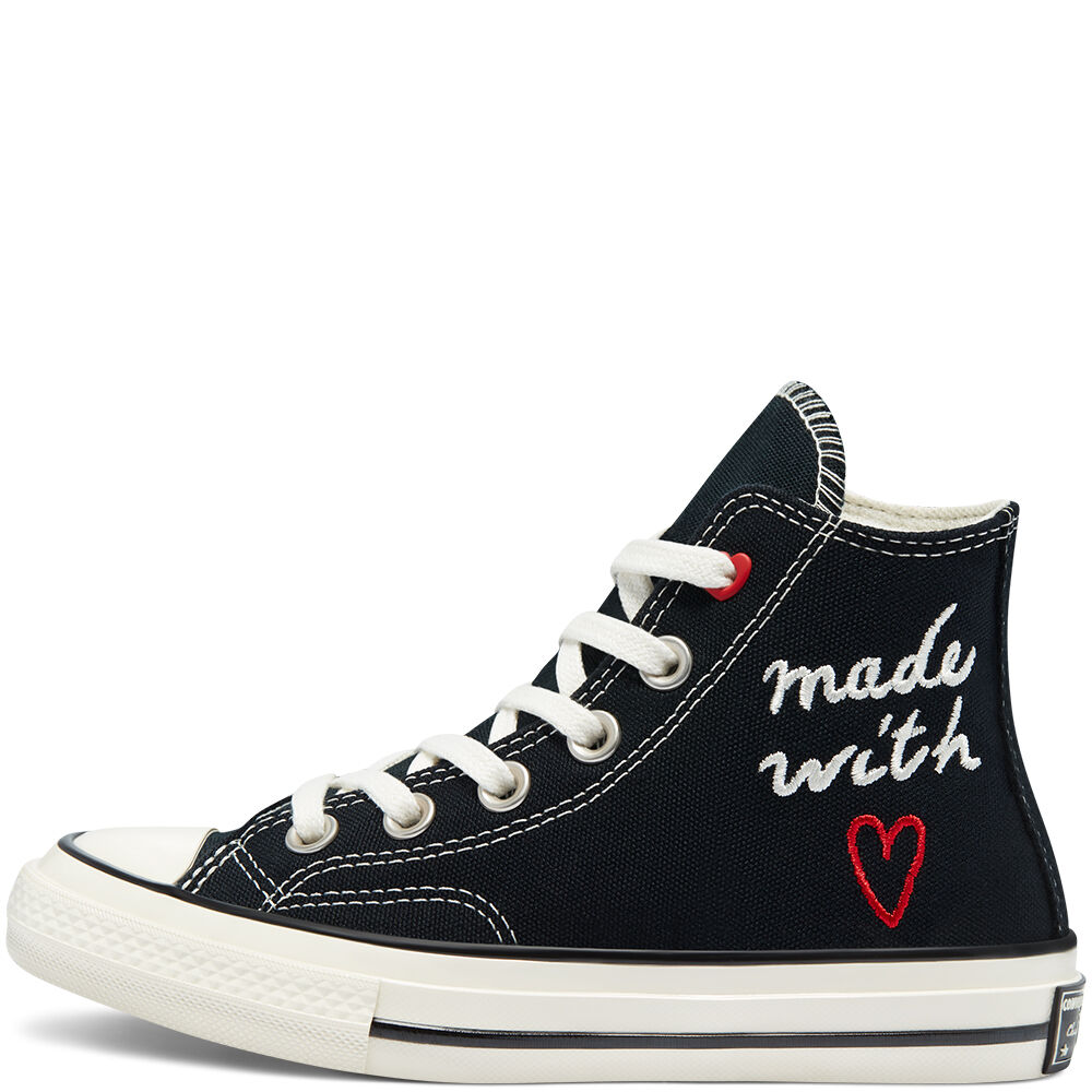 MUCHO CORAZ N SAN VALENT N en estas CONVERSE TOP