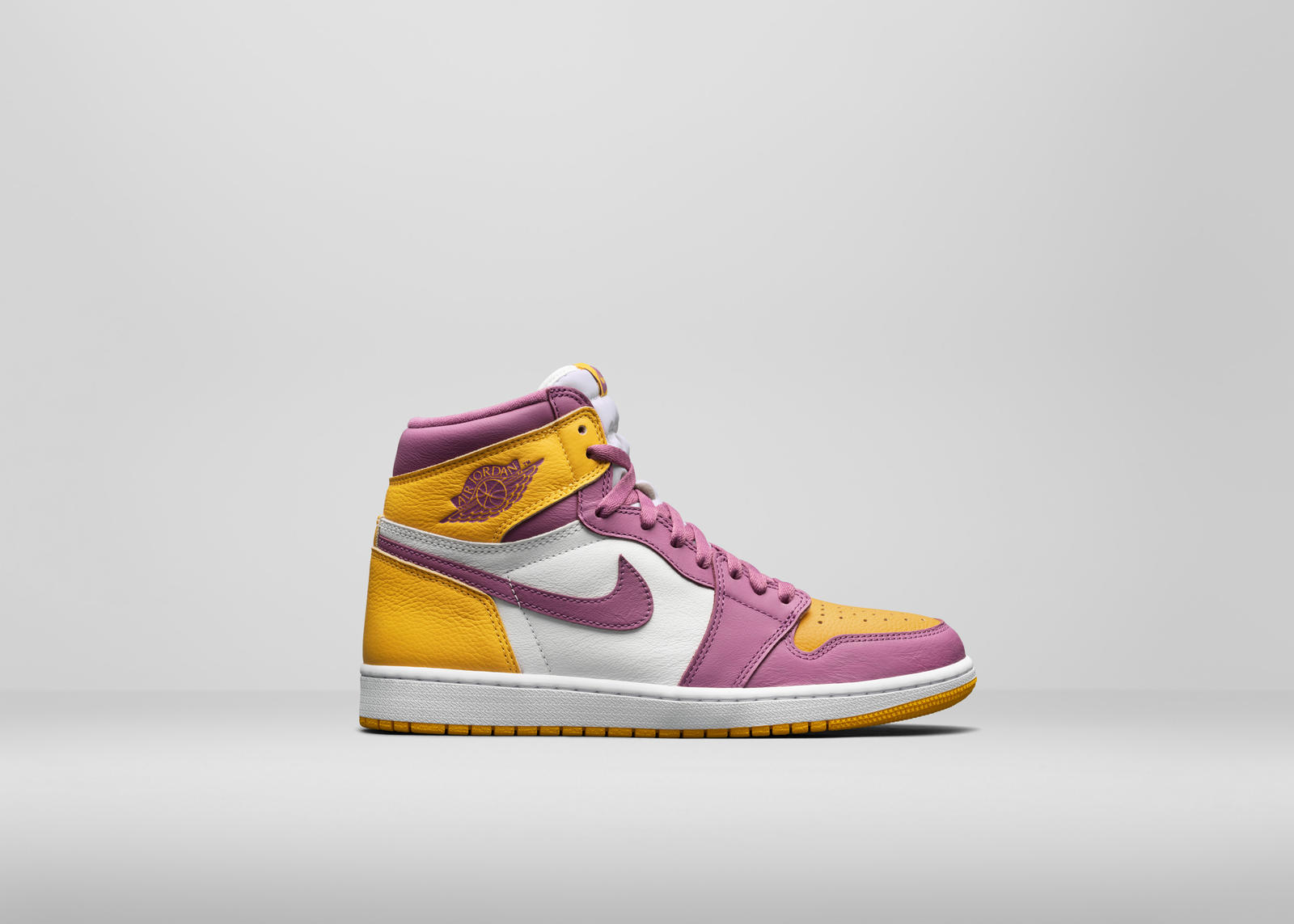 Lanzamientos 2022 Air Jordan 1 High OG University Gold Light Bordeaux