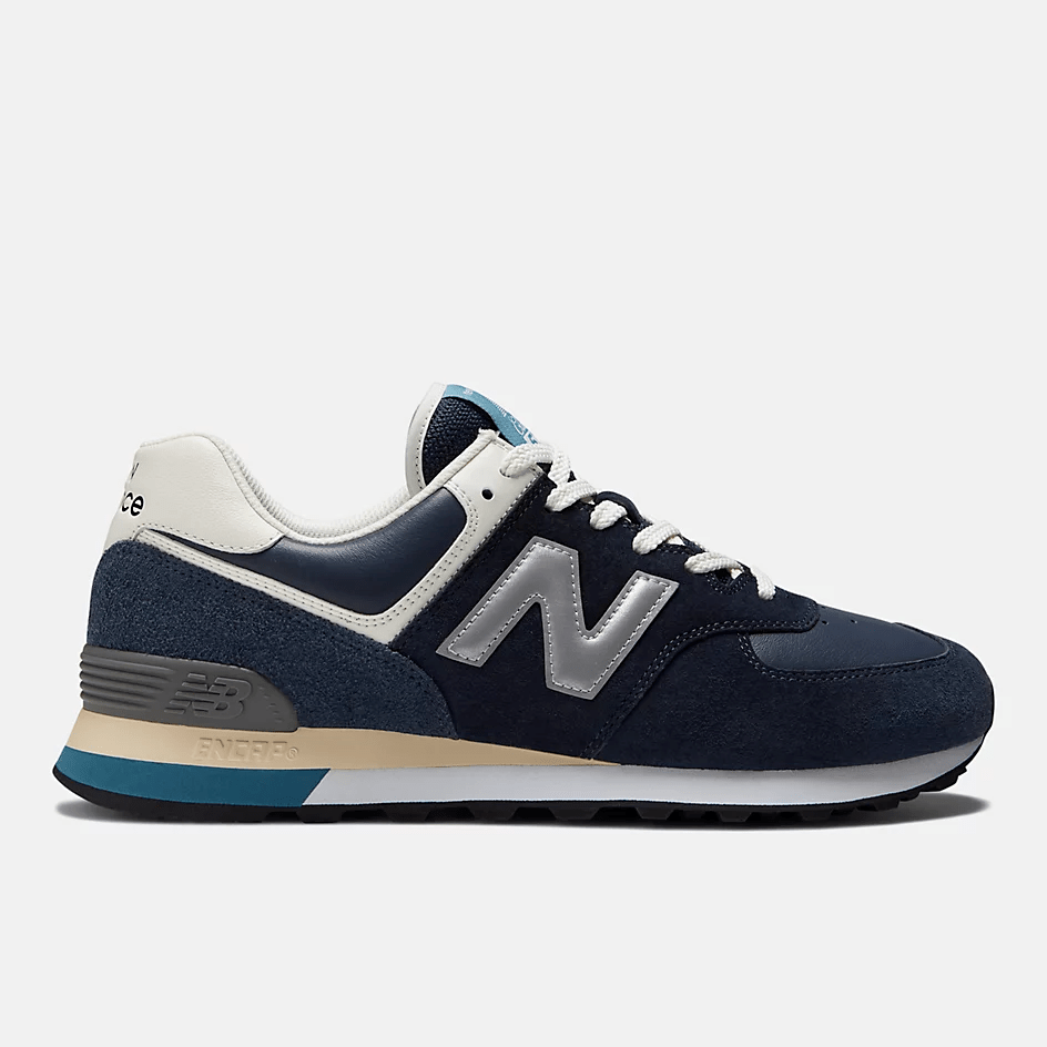 New Balance 574v2 color azul navy con sea salt