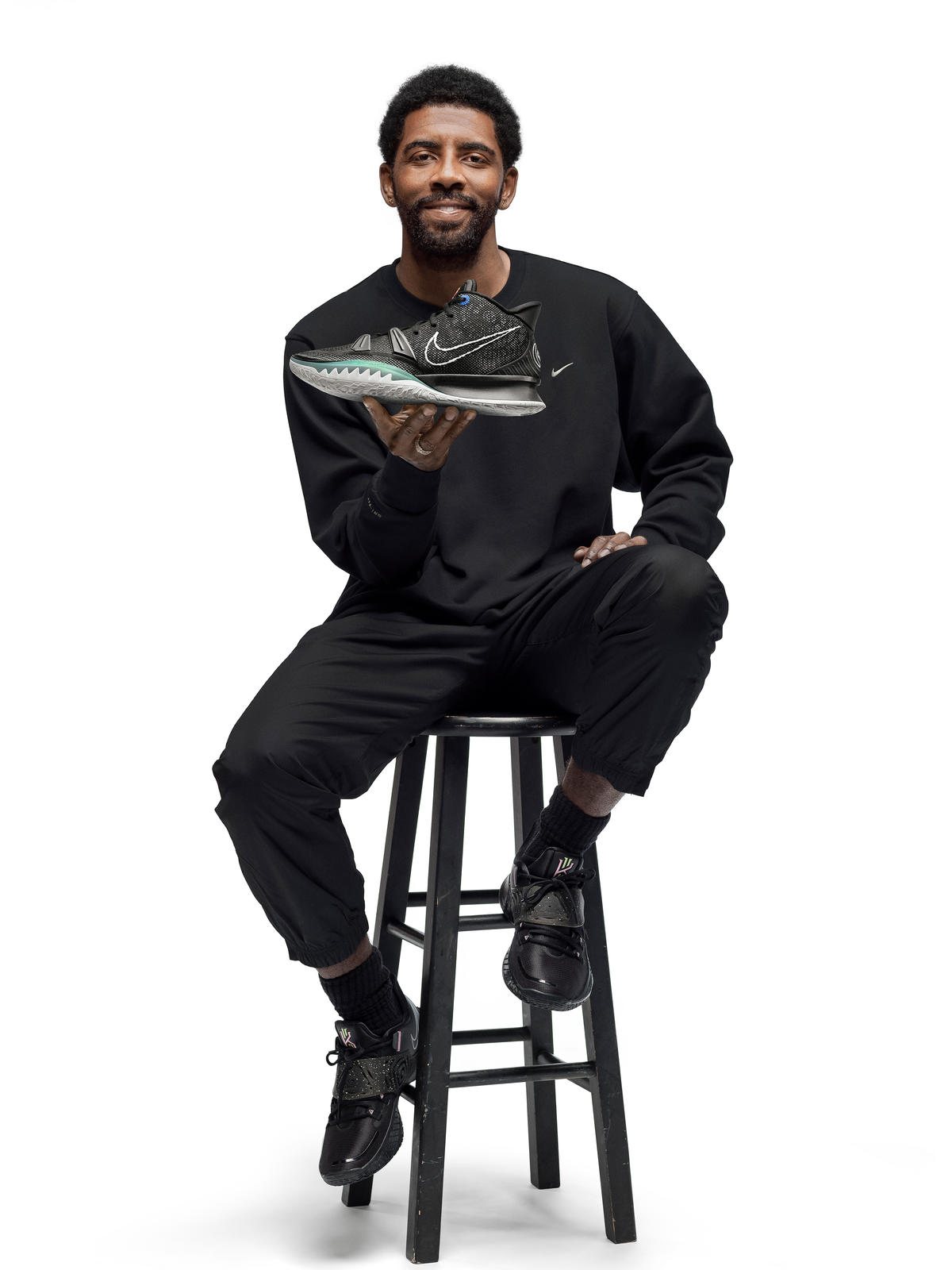 🥇 KYRIE IRVING Y NIVE VUELVEN A LA CARGA CON LAS KYRIE 7 SUPER LIGERAS  PARA VOLAR ALTO EN LA NBA zapatillasysneakers.com