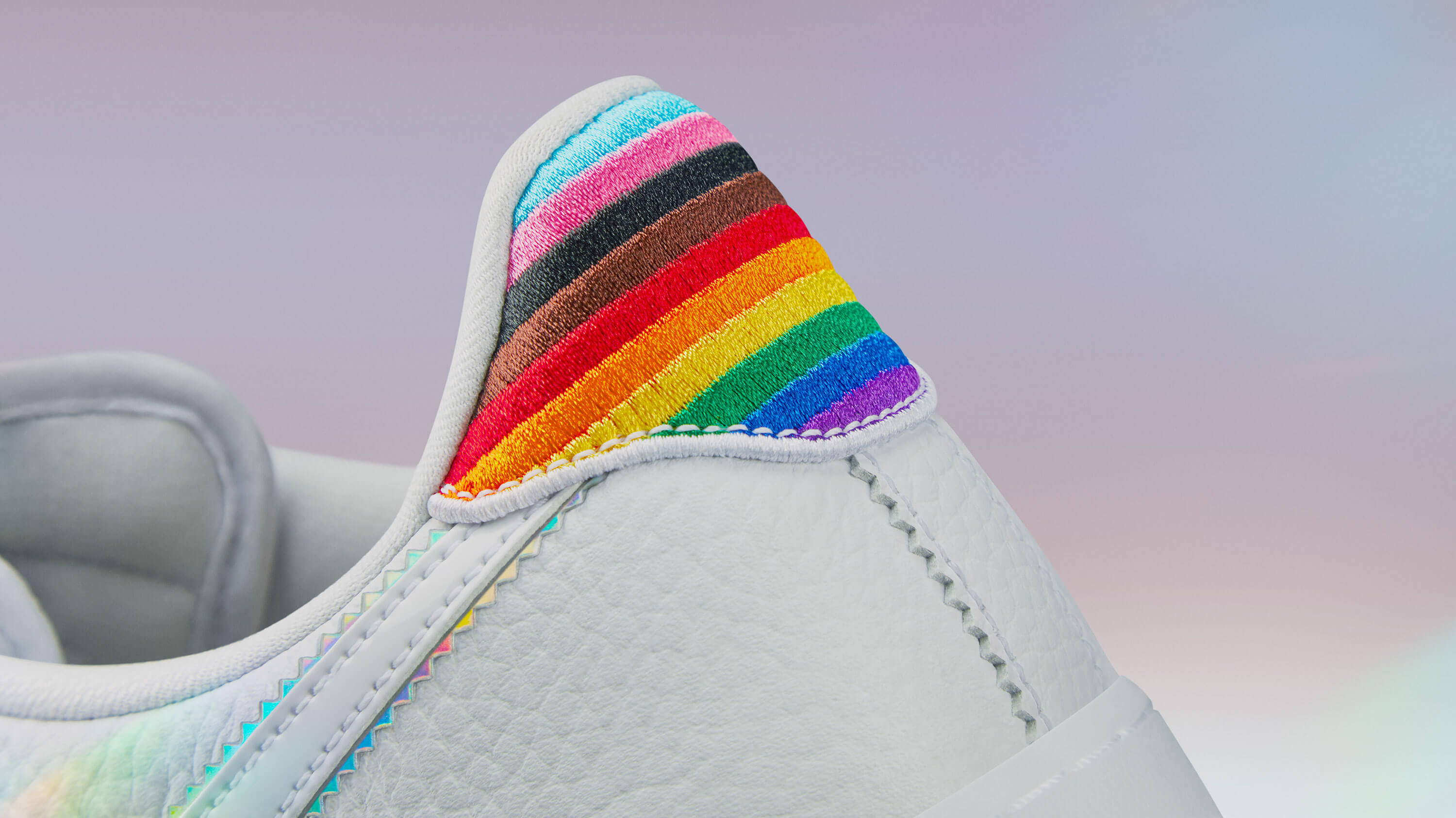 🥇 NIKE se apunta al ORGULLO LTBGI MODELOS CLÁSICOS vestidos con EL ARCOIRIS