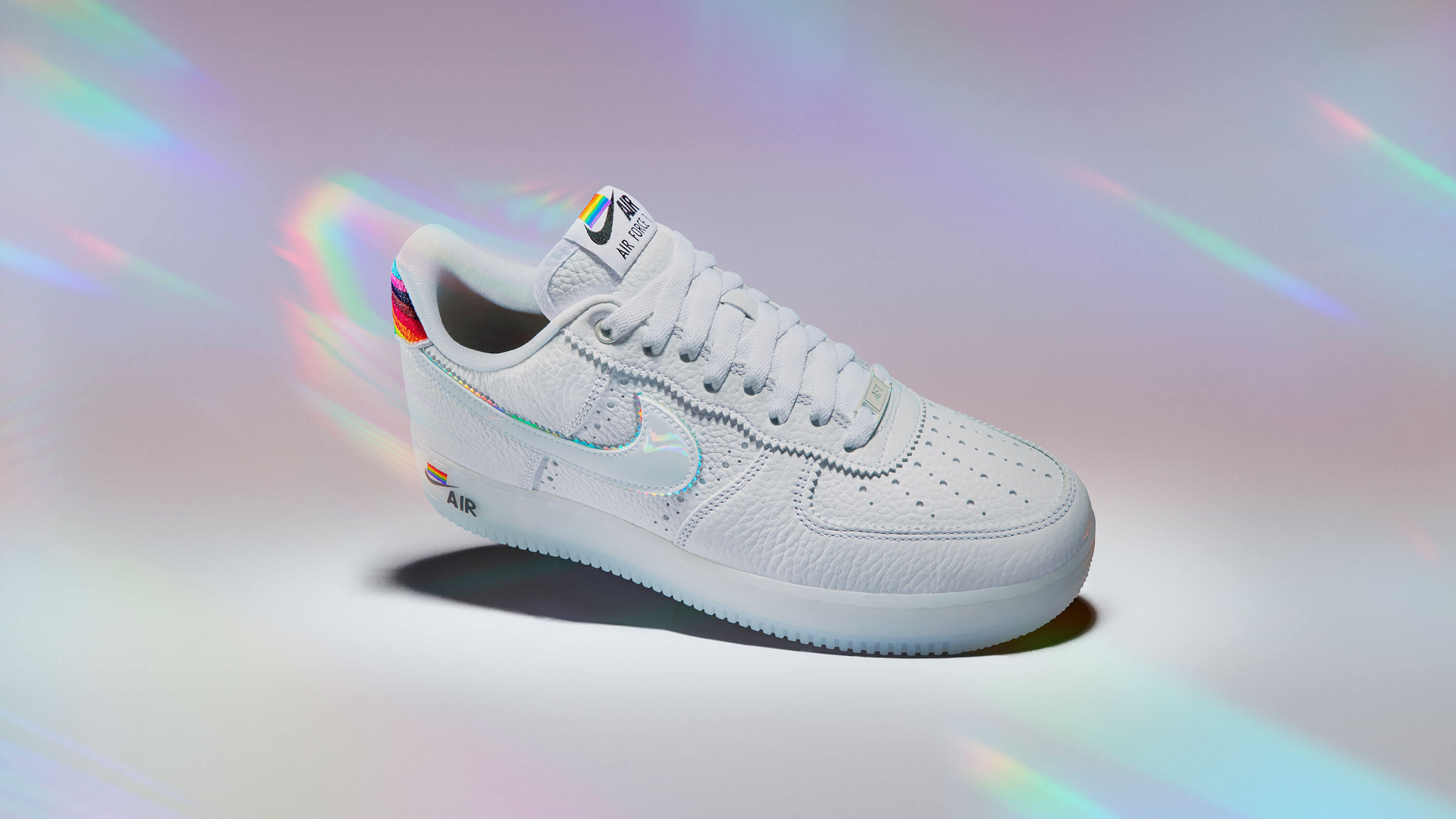 🥇 NIKE se apunta al ORGULLO LTBGI MODELOS CLÁSICOS vestidos con EL ARCOIRIS