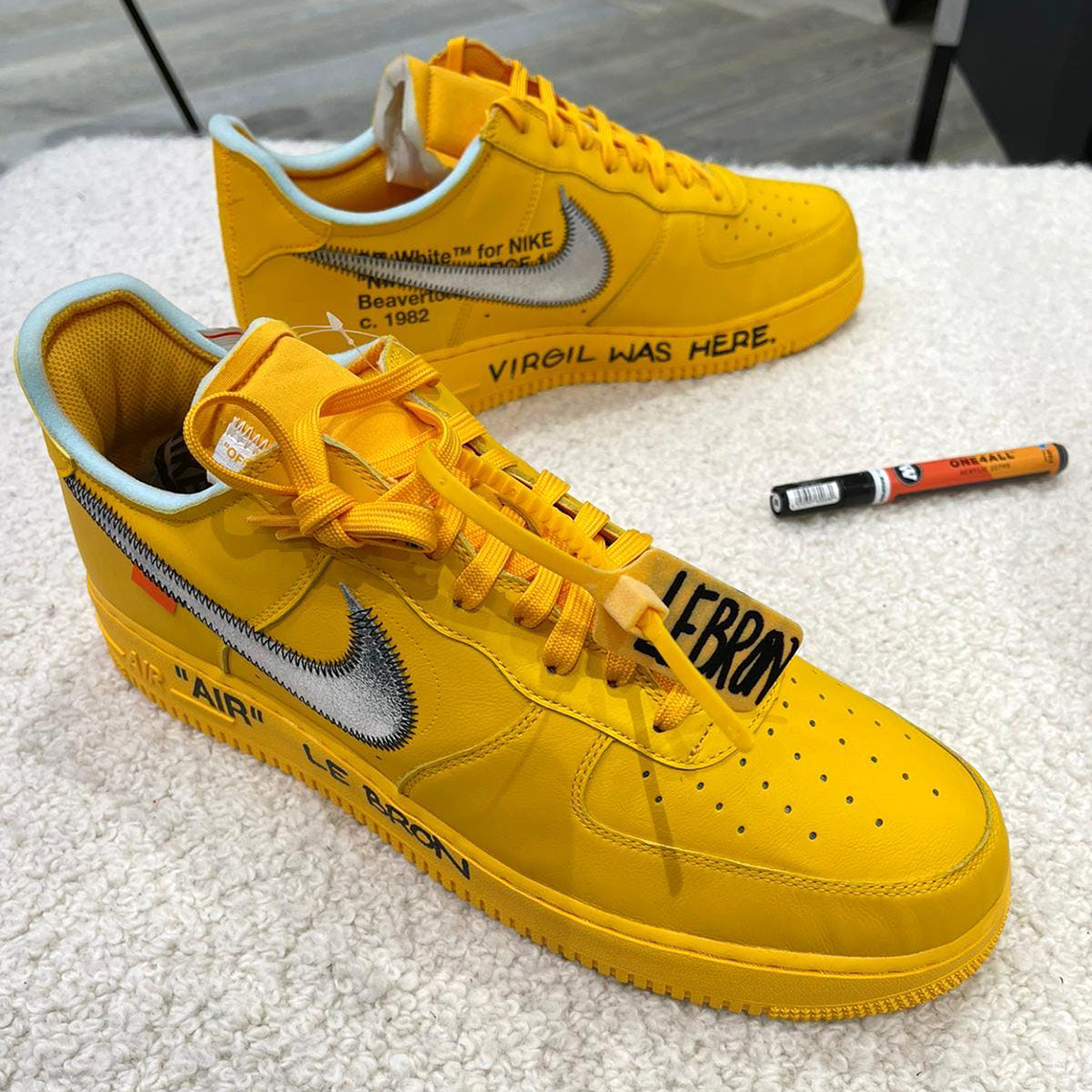 Zapatillas de deporte negras y doradas Air Force 1 '07 LV8 de Nike