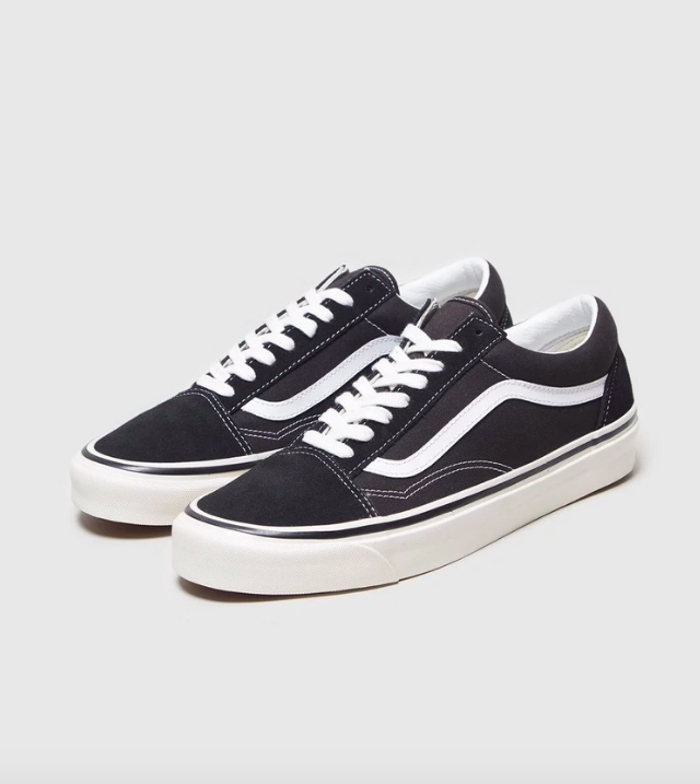 vans grises y blancas