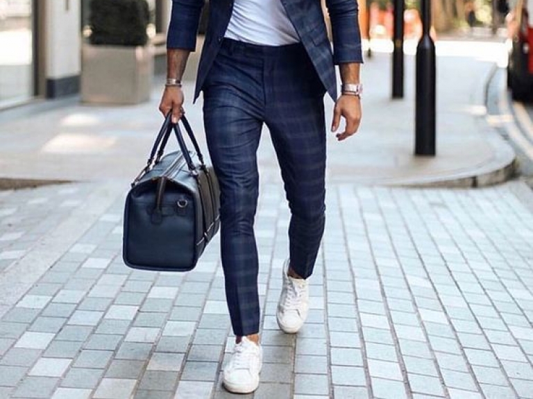 zapatillas y traje